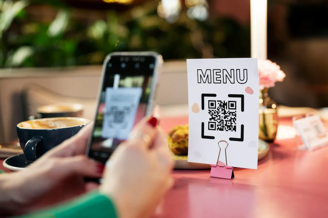 NFC en hospitality: cuándo mejora la experiencia frente a un QR